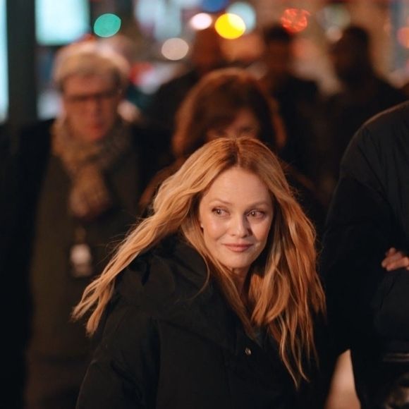 Elle y collabore avec Étienne Daho et Jean-Louis Piérot après sept ans de silence musical.

Vanessa Paradis vu à la premiere de Dis-moi juste que tu m'aimes. Photo par Backgrid UK/ Bestimage