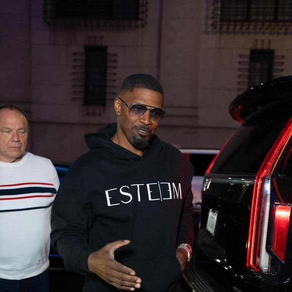 Celui qui fait la voix originale de Nico, le petit canari, dans Rio et Rio 2, a dû être soignée en urgence : il a reçu des points de suture.
Jamie Foxx arrive au match des Knicks à New York le 14 mai 2024.