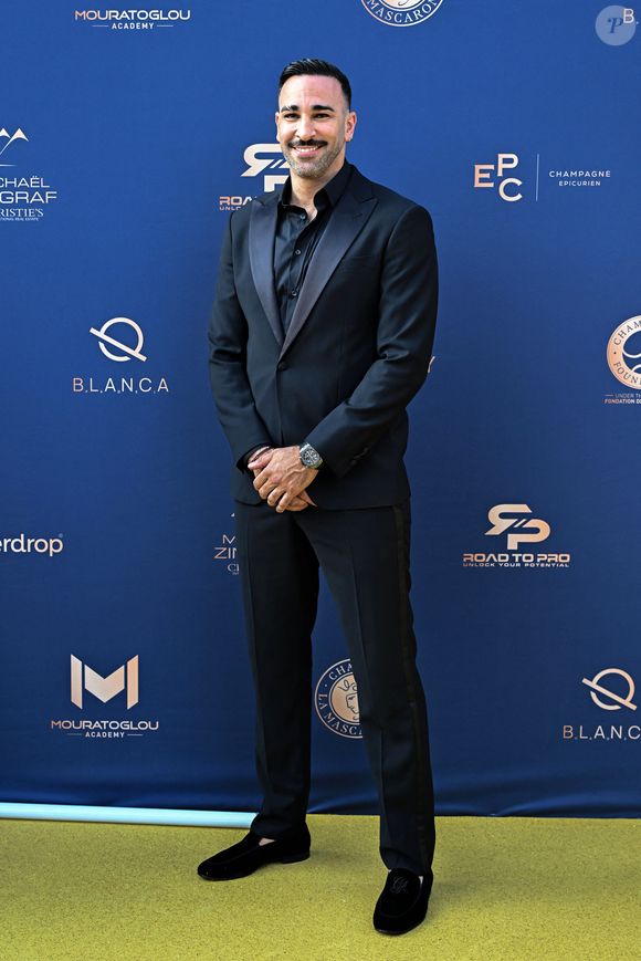 Il a participé à une discussion animée avec les autres sociétaires.

 Adil Rami - 11ème édition du Gala de charité de Patrick Mouratoglou à la Mouratoglou Academy & Resort à Biot le 21 juin 2025. Ce gala de prestige réunit chaque année les grandes figures du sport, du divertissement et de nombreux donateurs, mobilisés pour soutenir les jeunes talents du tennis mondial. © Bruno Bebert/Bestimage