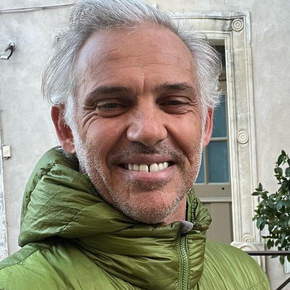 Un an après la mort de sa maman, Paul a souhaité lui rendre hommage en partageant un cliché d'elle sur Instagram.

Paul Belmondo et sa maman Elodie Constantin sur Instagram. Le 26 mars 2023.