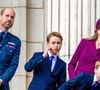 De son côté, Louis a pu monter à bord du Poudlard Express pour un court voyage à travers les bois.

Le prince William, Kate Middleton avec leurs enfants le prince George de Galles, la princesse Charlotte de Galles et le prince Louis de Galles lors du 80e anniversaire de la victoire à Buckingham, le 5 mai 2025.

Photo : Backgrid USA / Bestimage