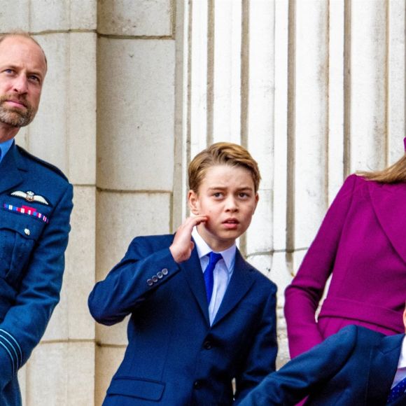 De son côté, Louis a pu monter à bord du Poudlard Express pour un court voyage à travers les bois.

Le prince William, Kate Middleton avec leurs enfants le prince George de Galles, la princesse Charlotte de Galles et le prince Louis de Galles lors du 80e anniversaire de la victoire à Buckingham, le 5 mai 2025.

Photo : Backgrid USA / Bestimage