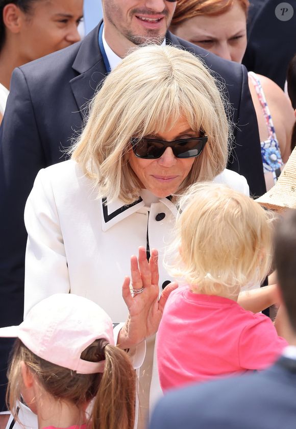Quelques semaines plus tard, sa nièce Christine, âgée de 68 ans, est également décédée. 

Brigitte Macron - Cérémonie du 145ème défilé militaire du 14 juillet, jour de la Fête Nationale, avenue des Champs-Elysées à Paris.
© Dominique Jacovides / Bestimage