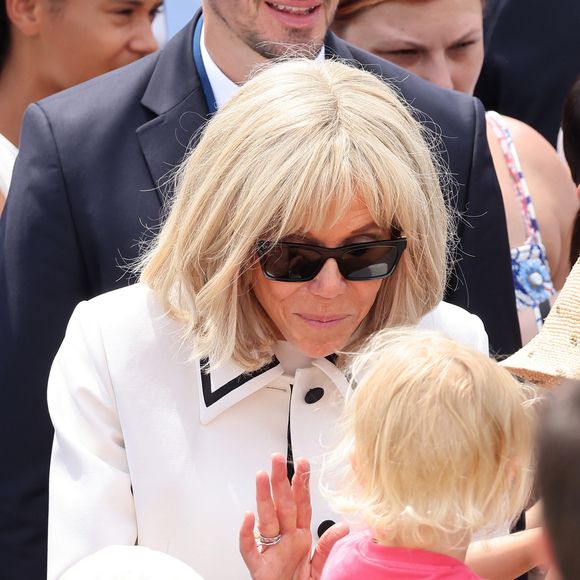 Quelques semaines plus tard, sa nièce Christine, âgée de 68 ans, est également décédée. 

Brigitte Macron - Cérémonie du 145ème défilé militaire du 14 juillet, jour de la Fête Nationale, avenue des Champs-Elysées à Paris.
© Dominique Jacovides / Bestimage