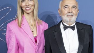 “Au départ, je n’ai pas du tout flashé” : Gérard Jugnot revient sur sa rencontre avec sa femme, de 30 ans sa cadette