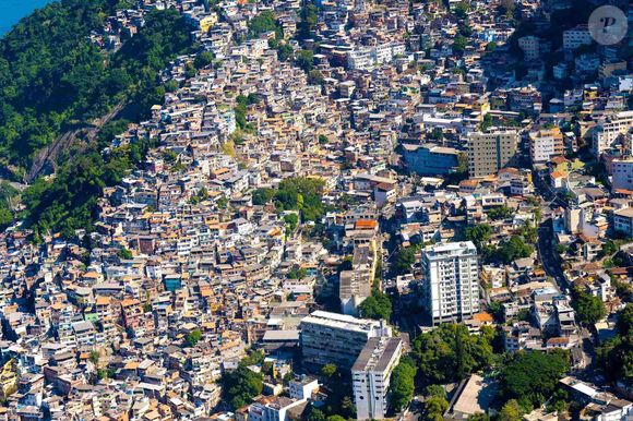 Favelas brésiliennes à Rio de Janeiro, la ville avec le célèbre Pain de Sucre, la plage de Copacabana et la statue du Christ Rédempteur, Cristo Redentor, sur le mont Corcovado au Brésil. Le 09 juin 2023. Photo par Mischa Schoemaker/ABACAPRESS.COM