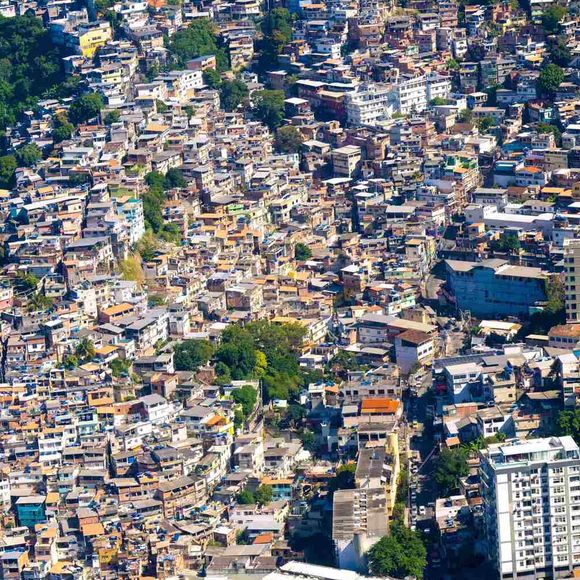 Favelas brésiliennes à Rio de Janeiro, la ville avec le célèbre Pain de Sucre, la plage de Copacabana et la statue du Christ Rédempteur, Cristo Redentor, sur le mont Corcovado au Brésil. Le 09 juin 2023. Photo par Mischa Schoemaker/ABACAPRESS.COM