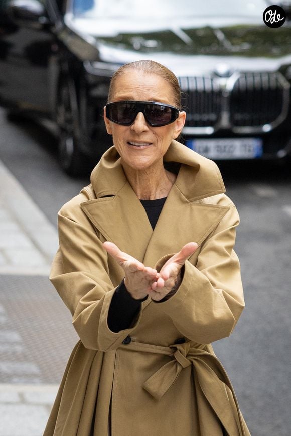 Céline Dion - Céline Dion acclamée par ses fans à la sortie du palace Royal Monceau à Paris. Céline Dion fait son grand retour sur scène à Paris avec une série de concerts exceptionnels à la Paris La Défense Arena du 12 septembre au 17 octobre 2026. Seize dates exclusives en septembre et octobre 2026, ainsi que dix dates en mai 2027, pour un spectacle qui s'annonce d'ores et déjà historique. Paris le31/08/2026.
© CYRIL MOREAU / BESTIMAGE