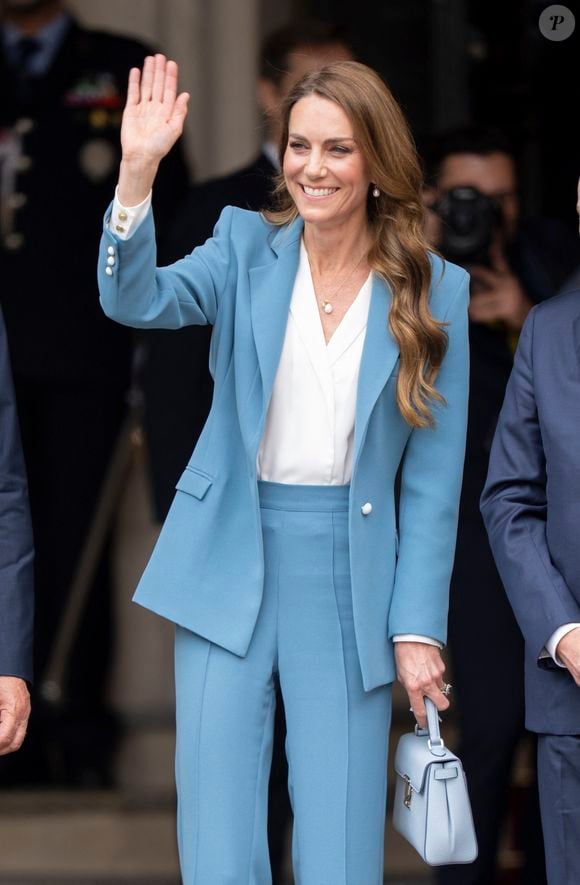 Son Altesse Royale, Catherine, Princesse de Galles (Catherine (Kate) Middleton, princesse de Galles), visite de 2 jours en Italie. À son arrivée à la mairie de Reggio Emilia, elle est accueillie par le maire de la ville, Marco Massari, le 13 mai 2026. © GoffPhotos/Bestimage