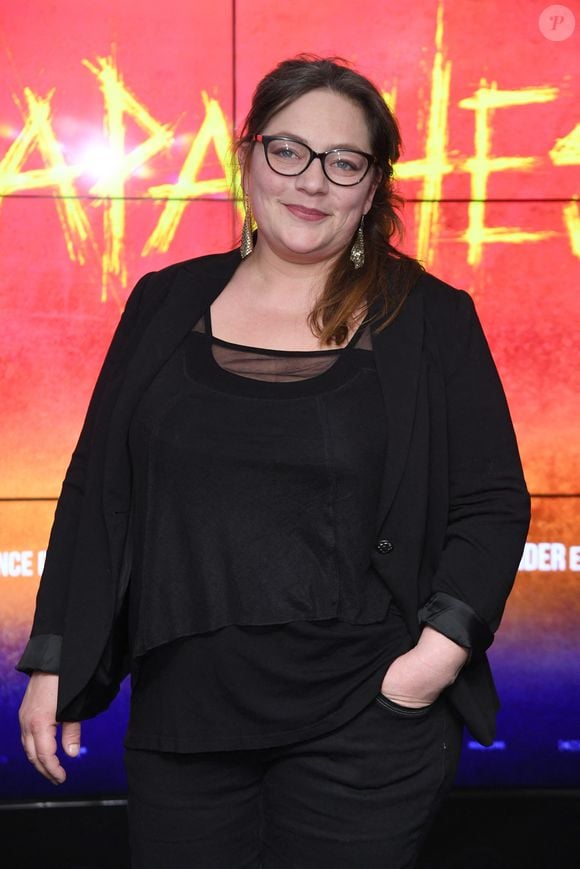 "Je ne suis pas abattue. C’était une belle aventure, qui durait depuis quinze ans. Je suis très fière d’y avoir participé. Pour moi, c’était mon premier grand rôle. Je remercie la production de m’avoir fait confiance", déclarait Émilie Gavois-Kahn.

Émilie Gavois-Kahn - Avant-première du film "Apaches" au cinéma UGC Les Halles à Paris le 28 mars 2023. © Giancarlo Gorassini/Bestimage