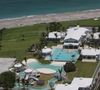 Cette villa s’est en effet vendue à la moitié de son prix initial, soit 35 millions d’euros, alors qu'elle avait été mise sur le marché pour 72 millions de dollars (environ 66 millions d’euros) il y a quatre ans

La maison de Celine Dion sur l'ile Jupiter en Floride KADENA PRESS / BESTIMAGE