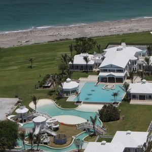 Cette villa s’est en effet vendue à la moitié de son prix initial, soit 35 millions d’euros, alors qu'elle avait été mise sur le marché pour 72 millions de dollars (environ 66 millions d’euros) il y a quatre ans

La maison de Celine Dion sur l'ile Jupiter en Floride KADENA PRESS / BESTIMAGE