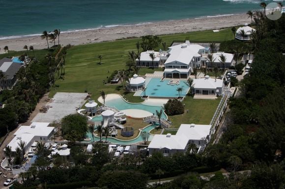 Cette villa s’est en effet vendue à la moitié de son prix initial, soit 35 millions d’euros, alors qu'elle avait été mise sur le marché pour 72 millions de dollars (environ 66 millions d’euros) il y a quatre ans

La maison de Celine Dion sur l'ile Jupiter en Floride KADENA PRESS / BESTIMAGE