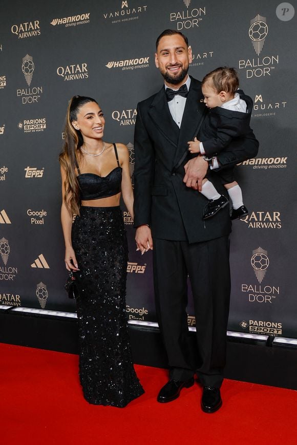 Alessia Elefante, Gianluigi Donnarumma et leur fils au photocall de la 69ème cérémonie du Ballon D'Or 2025 au théâtre du Châtelet à Paris, France, le 22 septembre 2025. © Cyril Moreau/Bestimage