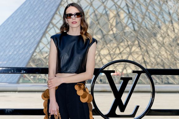 Stacy Martin au photocall du défilé Louis Vuitton Collection Femme Prêt-à-Porter Automne/Hiver 2026-2027 lors de la Fashion Week de Paris (PFW) au musée du Louvre, à Paris, France, le 10 mars 2026 © Olivier Borde/Bestimage