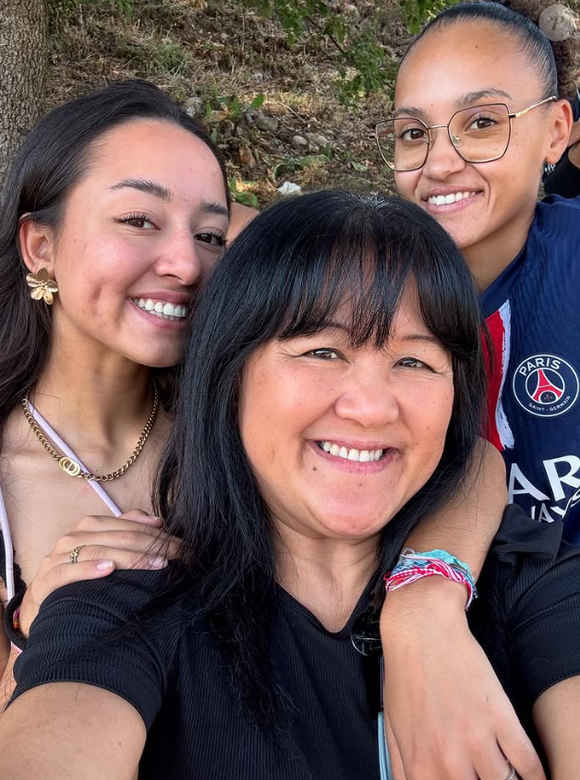 Les deux jeunes filles sont installés dans la maison familiale des Gayat, en attendant de trouver un appartement à elles.

La famille Gayat, star de "Familles nombreuses, la vie en XXL".