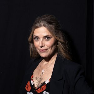 Elle entame une relation toxique marquée par l’emprise et des violences.

Emma Daumas en backstage lors de l'enregistrement de l'émission "La Boîte à secrets", présentée par F.Bollaert et diffusée le 2 janvier 2026 sur France 3, dans les studios du Lendit à Saint-Denis, France, le 1er décembre 2025. © Cyril Moreau/Bestimage