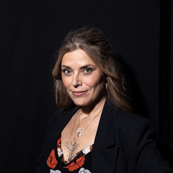 Elle entame une relation toxique marquée par l’emprise et des violences.

Emma Daumas en backstage lors de l'enregistrement de l'émission "La Boîte à secrets", présentée par F.Bollaert et diffusée le 2 janvier 2026 sur France 3, dans les studios du Lendit à Saint-Denis, France, le 1er décembre 2025. © Cyril Moreau/Bestimage