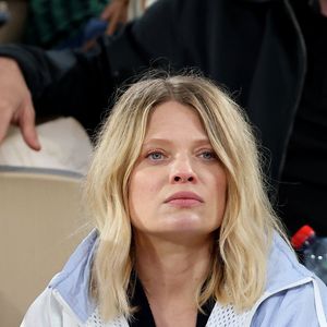 À 43 ans, elle a peur que son fils la trouve trop vieille quand elle ira le chercher à l'école.

Mélanie Thierry - Les célébrités dans les tribunes des Internationaux de France de tennis de Roland Garros 2024 à Paris, le 29 mai 2024. 
© Jacovides / Moreau / Bestimage