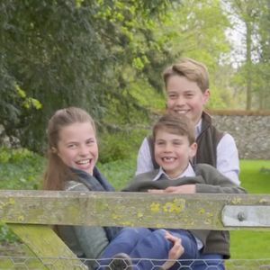 Le prince George de Grande-Bretagne célèbre son 12e anniversaire tout sourire, entouré de ses frères et sœurs, la princesse Charlotte, 10 ans, et le prince Louis, 7 ans, dans une vidéo tournée dans les coulisses d'une séance photo. Picture supplied by JLPPA