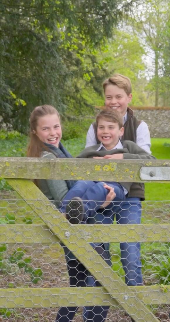 Le prince George de Grande-Bretagne célèbre son 12e anniversaire tout sourire, entouré de ses frères et sœurs, la princesse Charlotte, 10 ans, et le prince Louis, 7 ans, dans une vidéo tournée dans les coulisses d'une séance photo. Picture supplied by JLPPA