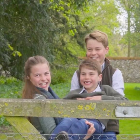 Le prince George de Grande-Bretagne célèbre son 12e anniversaire tout sourire, entouré de ses frères et sœurs, la princesse Charlotte, 10 ans, et le prince Louis, 7 ans, dans une vidéo tournée dans les coulisses d'une séance photo. Picture supplied by JLPPA