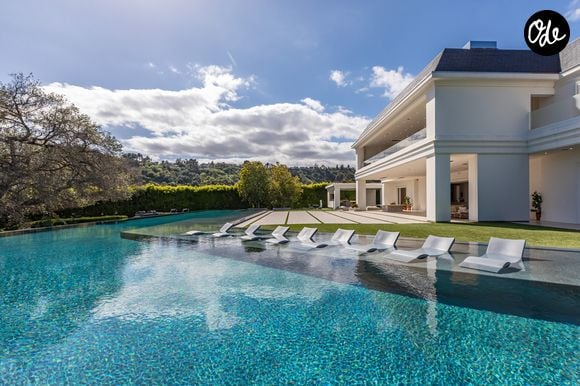 Son immense piscine à débordement avec vue sur les montagnes fait aussi partie de ses nombreux atouts. Mais la propriété ne trouve pas preneur.

L’ancienne propriété de Ben Affleck et Jennifer Lopez à Beverly Hills s’étend sur près de deux hectares. La résidence compte 12 chambres, 24 salles de bains, une piscine à débordement, un vaste complexe sportif et un garage pouvant accueillir 12 voitures. Crédit photo : Simon Berlyn.