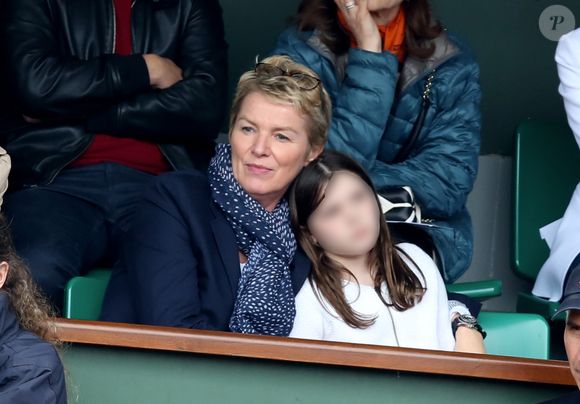 Elise Lucet et sa fille Rose - People dans les tribunes des internationaux de France de Roland Garros à Paris le 4 juin 2016. © Moreau - Jacovides / Bestimage