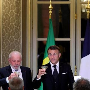 Brigitte Macron, Le président du Brésil Luiz Inácio Lula da Silva, le président Emmanuel Macron, Rosângela da Silva, la première dame du Brésil lors du dîner d’État en l’honneur du président brésilien et de sa femme au palais présidentiel de l’Élysée à Paris, France, le 5 juin 2025. 

© Dominique Jacovides / Bestimage