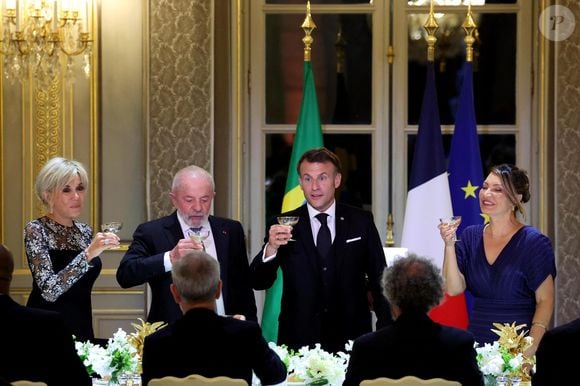 Brigitte Macron, Le président du Brésil Luiz Inácio Lula da Silva, le président Emmanuel Macron, Rosângela da Silva, la première dame du Brésil lors du dîner d’État en l’honneur du président brésilien et de sa femme au palais présidentiel de l’Élysée à Paris, France, le 5 juin 2025. 

© Dominique Jacovides / Bestimage