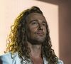 Élégant, Julien Doré a toutefois fini par laisser Gilbert Montagné, derrière son piano au centre de la scène, faire le show pour les spectateurs, lui permettant ainsi d’avoir son moment pour briller face à la foule.

Julien Doré en concert au festival du Printemps de Pérouges au Château de Saint-Maurice-de-Rémens (01) le 25 juin 2025. © Sandrine Thesillat / PsNewZ / Bestimage