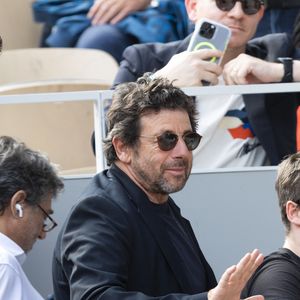Ce beau moment de célébration offre sans doute une parenthèse de légèreté à Oscar, alors que son père, Patrick Bruel, traverse une période complexe sur le plan judiciaire.

Patrick Bruel, ses fils Oscar et Leon Bruel dans les tribunes lors des Internationaux de France de Tennis de Roland Garros 2025. Paris.

© Jacovides / Moreau / Bestimage