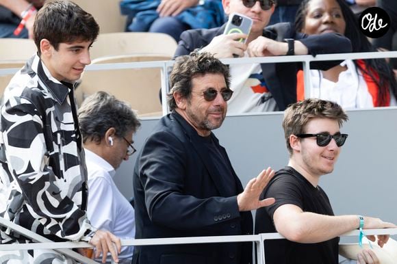Ce beau moment de célébration offre sans doute une parenthèse de légèreté à Oscar, alors que son père, Patrick Bruel, traverse une période complexe sur le plan judiciaire.

Patrick Bruel, ses fils Oscar et Leon Bruel dans les tribunes lors des Internationaux de France de Tennis de Roland Garros 2025. Paris.

© Jacovides / Moreau / Bestimage