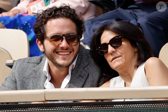 Rire, c'est la passion de Florence Foresti désormais en couple 

Florence Foresti et son compagnon Alexandre Kominek - People dans les tribunes lors des Internationaux de France de Tennis de Roland Garros 2022 à Paris le 29 mai 2022. © Cyril Moreau/Bestimage
