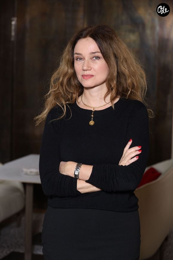 Cependant, elle ne regrette pas cette expérience, et assure qu'elle lui a permis de "redevenir curieuse".

Marine Delterme lors de la nomination de Stéphane Bern comme Pape du Patrimoine lors de la Saint Clément au restaurant Alain Ducasse Baccarat, à Paris, France, le 20 novembre 2025.

© Denis Guignebourg/Bestimage