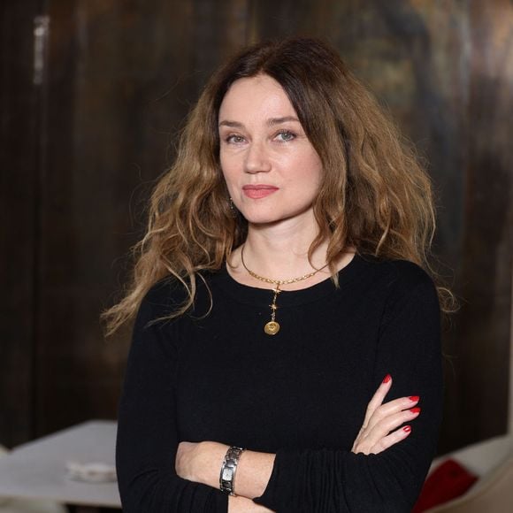 Cependant, elle ne regrette pas cette expérience, et assure qu'elle lui a permis de "redevenir curieuse".

Marine Delterme lors de la nomination de Stéphane Bern comme Pape du Patrimoine lors de la Saint Clément au restaurant Alain Ducasse Baccarat, à Paris, France, le 20 novembre 2025.

© Denis Guignebourg/Bestimage