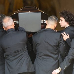Gaston Ardisson, Sekou Crespo-Mara, Lamine Crespo-Mara, Samuel de Ceccatty (mari de Manon Ardisson), Patrick Ardisson - Arrivées aux obsèques de Thierry Ardisson en l'église Saint-Roch de Paris, France, le 17 juillet 2025. © Clovis-Jacovides/Bestimage