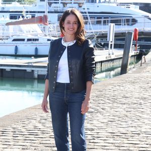 Marie Gillain lors du photocall de 'Ma femme est une espionne' lors du Festival de la Fiction de la Rochelle le 18 Septembre 2025. © Denis Guignebourg/Bestimage | 00723980
