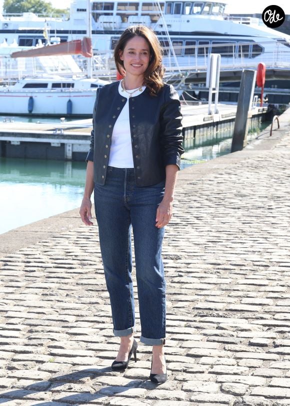 Marie Gillain lors du photocall de 'Ma femme est une espionne' lors du Festival de la Fiction de la Rochelle le 18 Septembre 2025. © Denis Guignebourg/Bestimage | 00723980