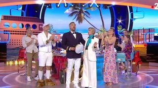 Olivier Minne signe sa dernière émission de Tout le monde a son mot à dire et cède la place à son successeur sous le regard attendri de Sidonie Bonnec