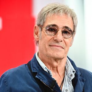 “Ce film nous a rapprochés beaucoup parce que j’ai remplacé Patrick et sur le tournage, on a appris la mort de Patrick”, ajoute-t-il

Exclusif - Gérard Lanvin - Enregistrement de l'émission Vivement dimanche, présentée par M.Drucker et diffusée le 13 octobre 2024 sur France 3.
© Guillaume Gaffiot / Bestimage