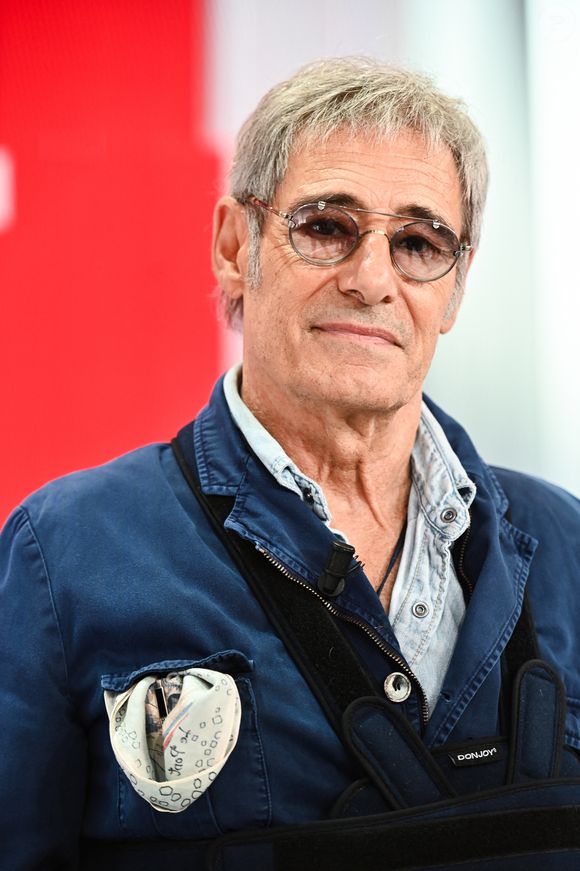 “Ce film nous a rapprochés beaucoup parce que j’ai remplacé Patrick et sur le tournage, on a appris la mort de Patrick”, ajoute-t-il

Exclusif - Gérard Lanvin - Enregistrement de l'émission Vivement dimanche, présentée par M.Drucker et diffusée le 13 octobre 2024 sur France 3.
© Guillaume Gaffiot / Bestimage