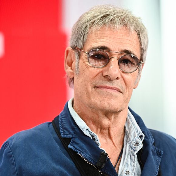 “Ce film nous a rapprochés beaucoup parce que j’ai remplacé Patrick et sur le tournage, on a appris la mort de Patrick”, ajoute-t-il

Exclusif - Gérard Lanvin - Enregistrement de l'émission Vivement dimanche, présentée par M.Drucker et diffusée le 13 octobre 2024 sur France 3.
© Guillaume Gaffiot / Bestimage