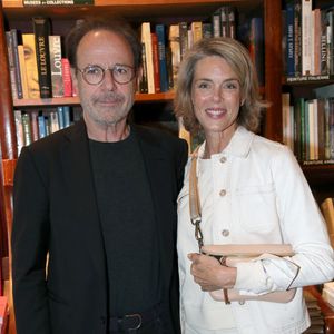 Marc Levy et sa cousine Julie Andrieu - Guillaume Gallienne dédicace son livre "Le buveur de brume" à la Galerie Galignani à Paris, France, le 13 Mai 2025. © Bertrand Rindoff / Bestimage