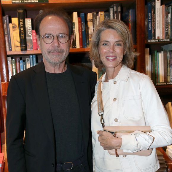 Marc Levy et sa cousine Julie Andrieu - Guillaume Gallienne dédicace son livre "Le buveur de brume" à la Galerie Galignani à Paris, France, le 13 Mai 2025. © Bertrand Rindoff / Bestimage