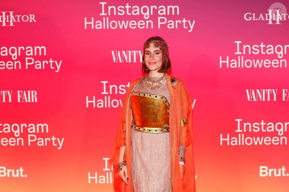 En commentaires, les internautes, dont Jesta Hillmann, n'ont ensuite pas manqué de se réjouir de la belle nouvelle. 

Jesta Hillmann en romaine - Soirée Instagram halloween à l'hôtel Marois à Paris, France, le 31 octobre 2024. © Christophe Clovis / Bestimage