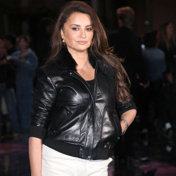 Élégante et intemporelle, Penélope Cruz a une fois encore brillé face aux photographes. 
Ambassadrice fidèle, elle a prouvé que son amour pour Chanel n'est pas près de prendre fin. 


Penélope Cruz - Célébrités au Défilé Chanel, Collections Prêt-à-porter Printemps / Eté 2026, dans le cadre de la Fashion Week de Paris. Au Grand Palais à Paris, France, le 06 Octobre 2025. 

© Bertrand Rindoff / Bestimage