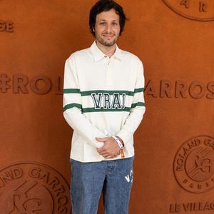 Et à cette occasion, Vianney a annoncé la sortie d'une nouvelle chanson.

Vianney au village lors des Internationaux de France de Tennis de Roland Garros 2026. Paris, le 28 mai 2026. 
© Jacovides / Moreau / Bestimage