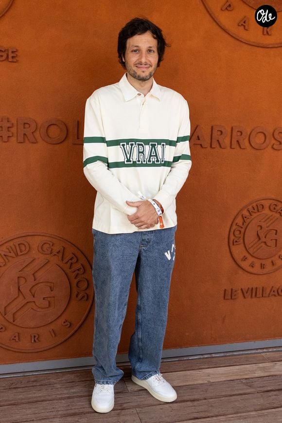 Et à cette occasion, Vianney a annoncé la sortie d'une nouvelle chanson.

Vianney au village lors des Internationaux de France de Tennis de Roland Garros 2026. Paris, le 28 mai 2026. 
© Jacovides / Moreau / Bestimage