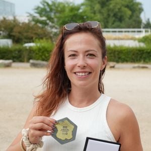 Dounia Coesens - Les célébrités lors de “L'Etape du Coeur” de l’association Mécénat Chirurgie Cardiaque lors de la 12ème étape de la 113ème édition du Tour de France entre Nevers et Chalon-sur-Saône, France, le 16 juillet 2026.
© Anne-Sophie Guebey/Bestimage